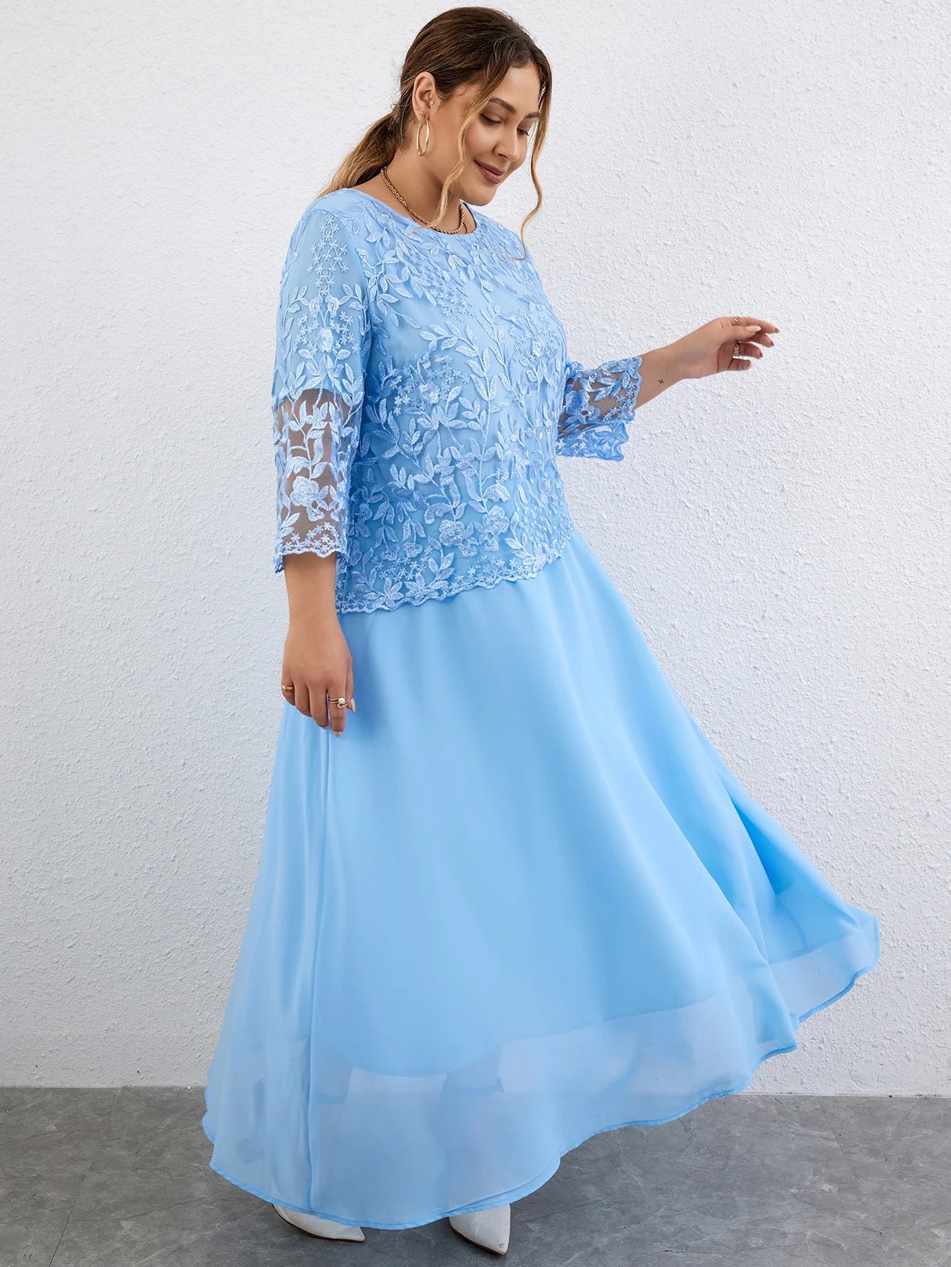 Celeste – Vestido de Noche Bordado Floral de Tallas Grandes