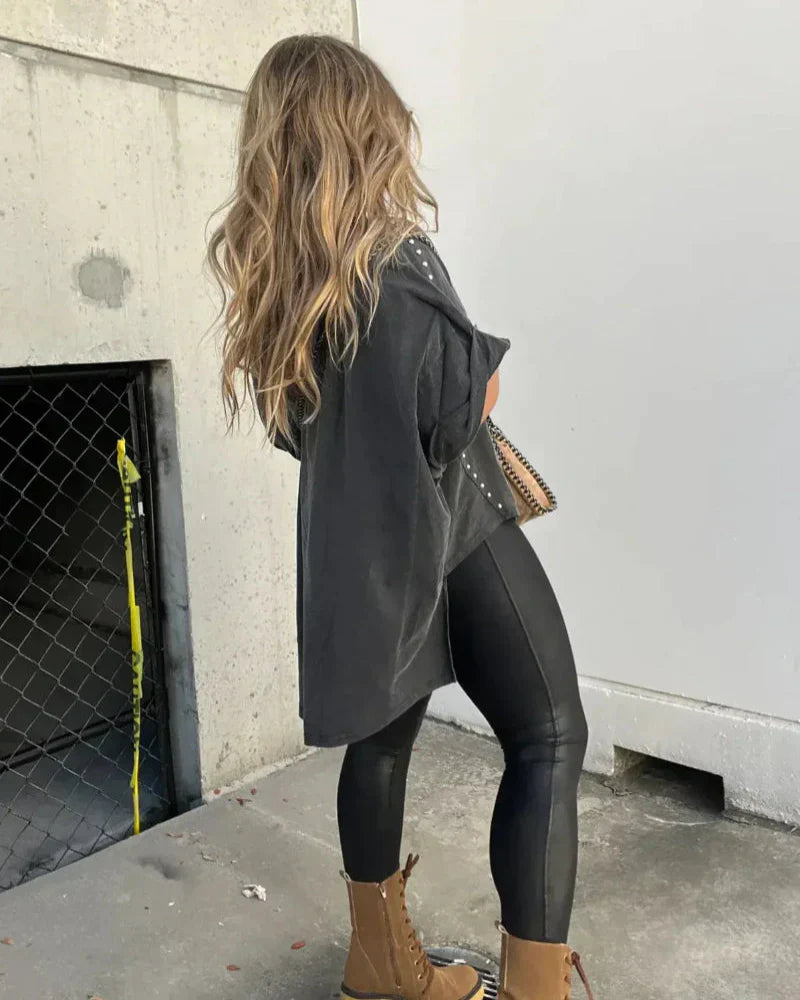 BELLA - CAMISETA OVERSIZE CON CLAVIJAS