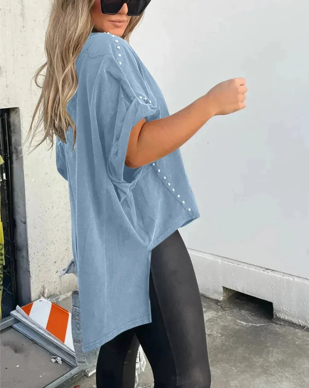 BELLA - CAMISETA OVERSIZE CON CLAVIJAS