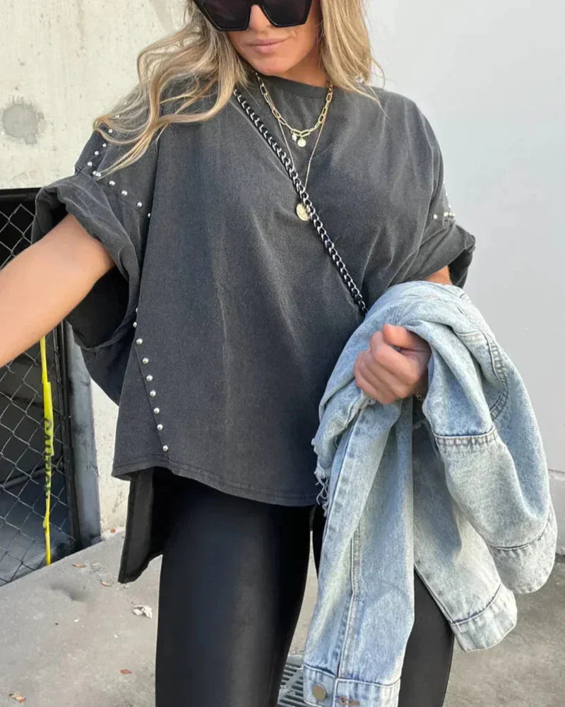 BELLA - CAMISETA OVERSIZE CON CLAVIJAS