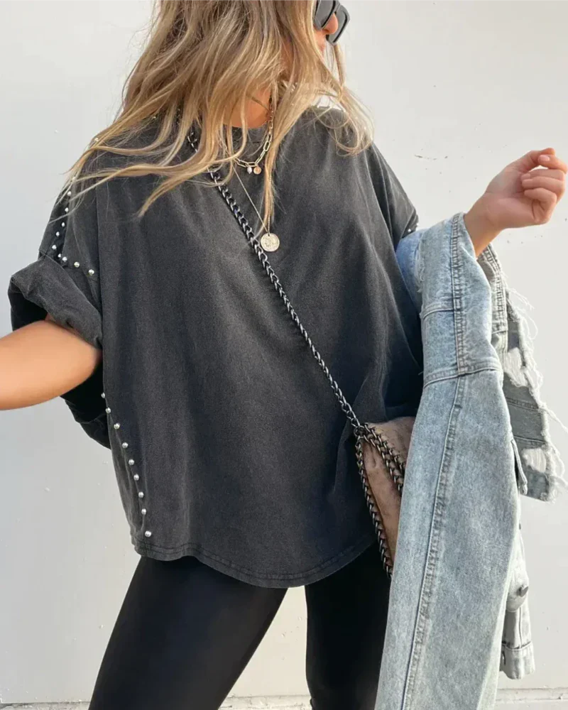 BELLA - CAMISETA OVERSIZE CON CLAVIJAS