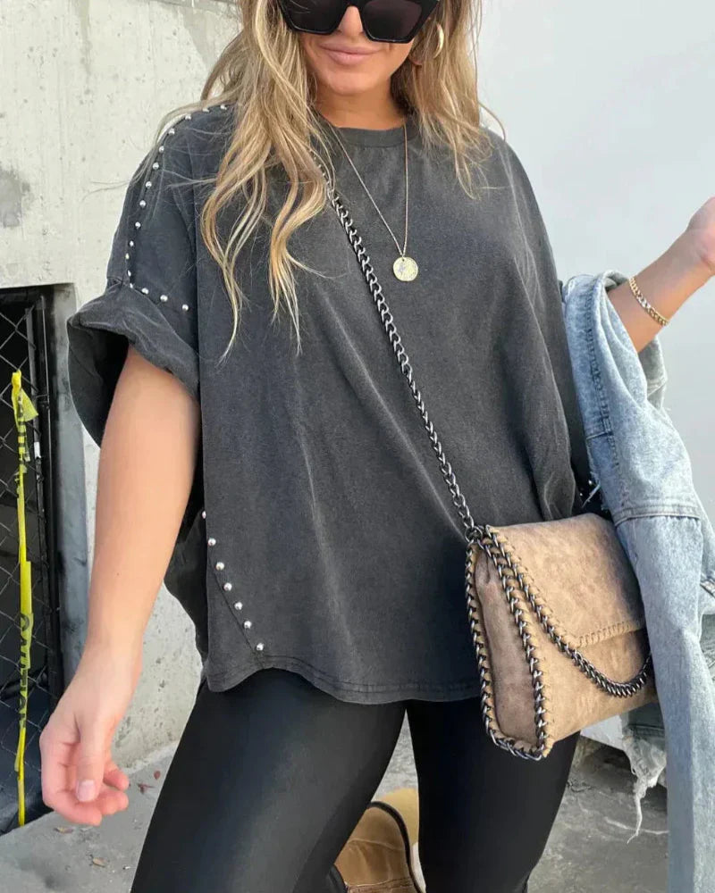 BELLA - CAMISETA OVERSIZE CON CLAVIJAS