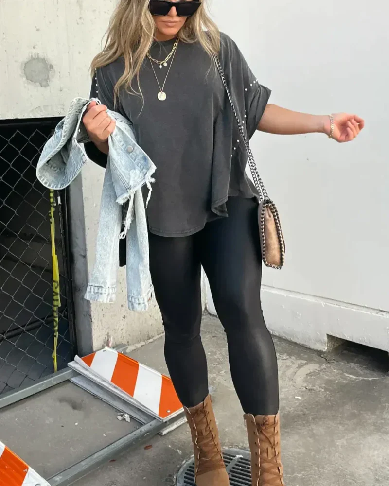 BELLA - CAMISETA OVERSIZE CON CLAVIJAS
