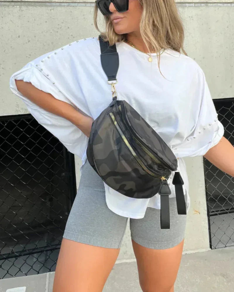 BELLA - CAMISETA OVERSIZE CON CLAVIJAS