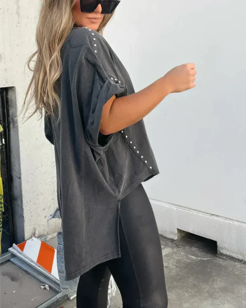 BELLA - CAMISETA OVERSIZE CON CLAVIJAS