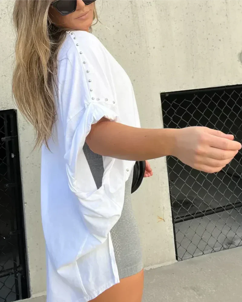 BELLA - CAMISETA OVERSIZE CON CLAVIJAS